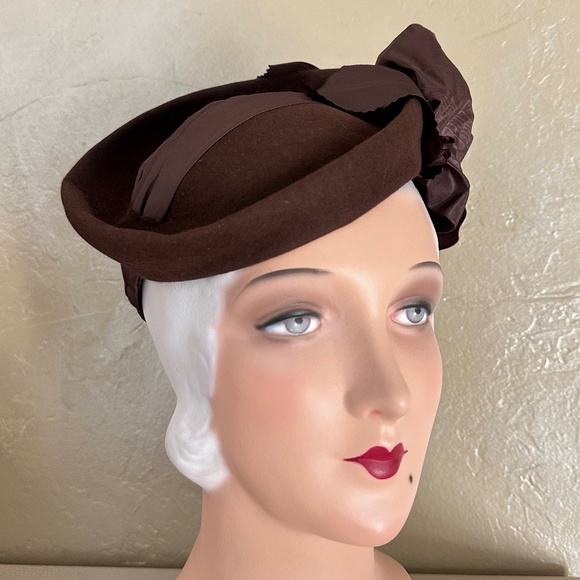 COVETED AND REGISTERED DESIGNER 1940s' BROWN FELT & TAFFETA TILT HAT - Picture 1 of 12